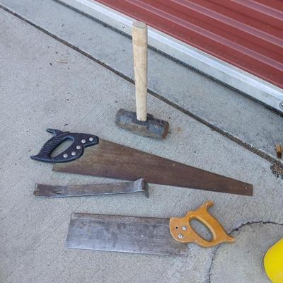 Mixed Hand Tool Lot – 3 Saws, Pry Bar & Mini Sledge