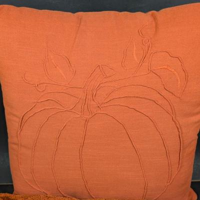 LOT 7B: Autumn/Thanksgiving Pillows, Throw, Home Decor & More, Snap These Beautiful Items Up Now For A Cozy Fall