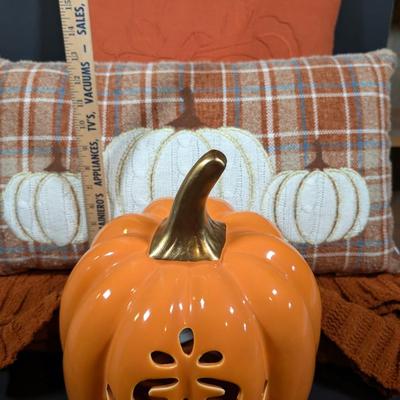 LOT 7B: Autumn/Thanksgiving Pillows, Throw, Home Decor & More, Snap These Beautiful Items Up Now For A Cozy Fall