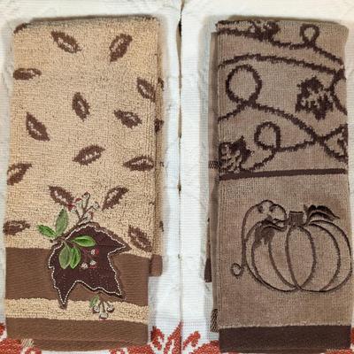 LOT 7B: Autumn/Thanksgiving Pillows, Throw, Home Decor & More, Snap These Beautiful Items Up Now For A Cozy Fall
