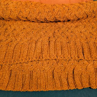 LOT 7B: Autumn/Thanksgiving Pillows, Throw, Home Decor & More, Snap These Beautiful Items Up Now For A Cozy Fall