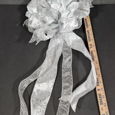 LOT 14B: Wreaths Galore, Patriotic, Christmas & Fall Styles, Large Christmas & Fall Wreaths Are NIB, Smaller Battery-Operated...