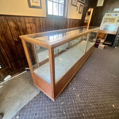 Lot 1 8 Foot display case