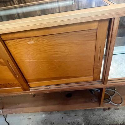 Lot 1 8 Foot display case