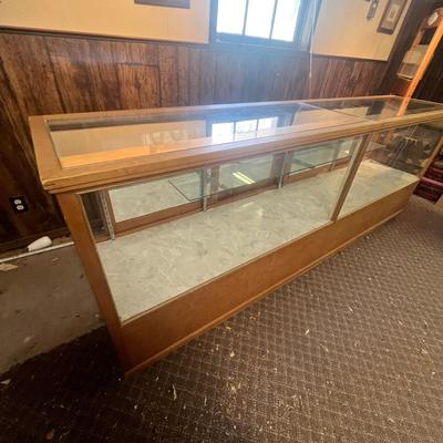 Lot 1 8 Foot display case