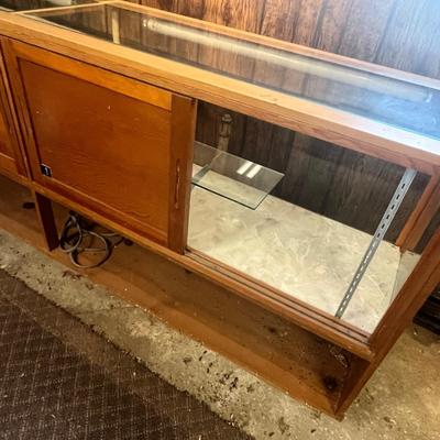 Lot 1 8 Foot display case
