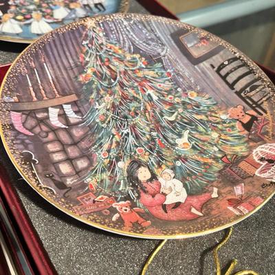 Lot 17 Buckley Moss Christmas Ltd Ed Plates #1