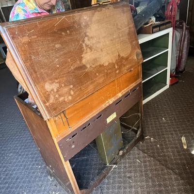 Lot 38 Antique phonograph & radio