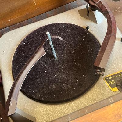 Lot 38 Antique phonograph & radio