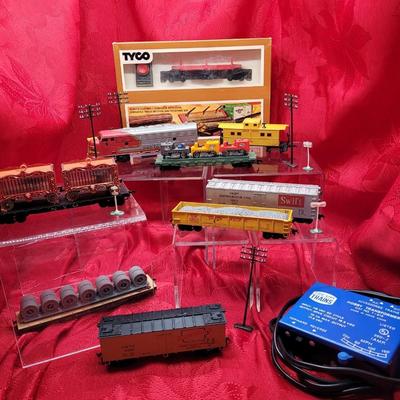 Sale Photo Thumbnail #324: HO Scale, Includes diesel engine, power pack, 8 assorted cars,
track, and accessories 
Some have original boxes.
Fantastic train set !
