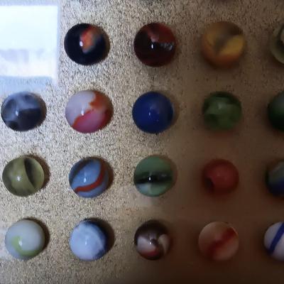 WOW!! 500+ MARBLES, 79 YRS OLD IN A GLASS FRONT DISPLAY CASE