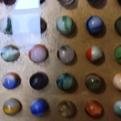 WOW!! 500+ MARBLES, 79 YRS OLD IN A GLASS FRONT DISPLAY CASE