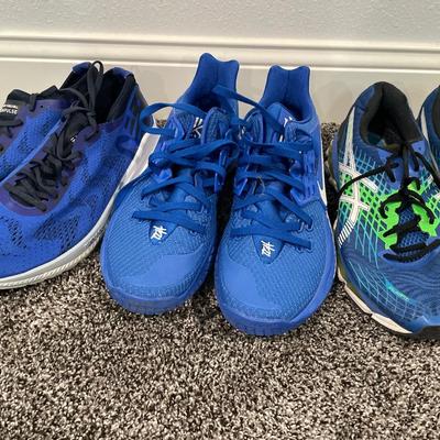 Men’s bright blue shoes