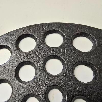 Lodge Cast Iron Skillet with Trivet – Classic Cooking Set