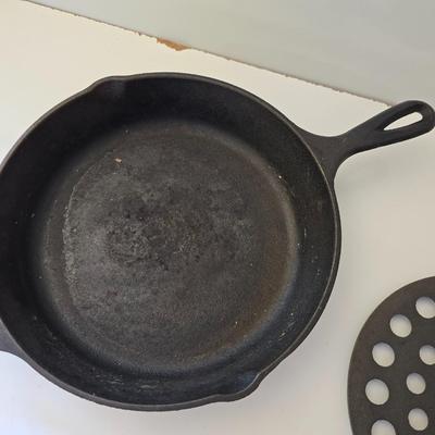 Lodge Cast Iron Skillet with Trivet – Classic Cooking Set