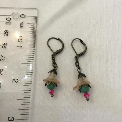 Super cute lucite flower Art Nouveau flower earrings