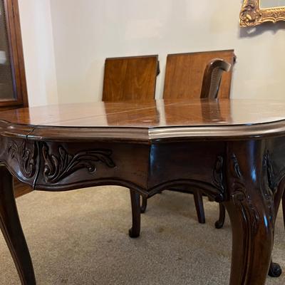 White Furniture Co. Dining Room Table w 4 Chairs