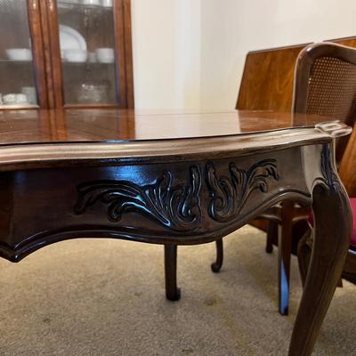 White Furniture Co. Dining Room Table w 4 Chairs