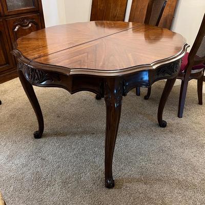 White Furniture Co. Dining Room Table w 4 Chairs