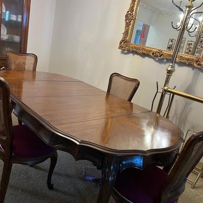 White Furniture Co. Dining Room Table w 4 Chairs