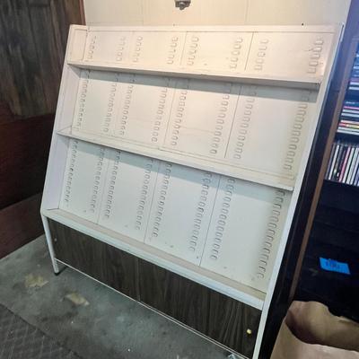 Lot 107 Adjustable Display shelf, with understorage