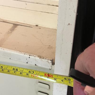 Lot 107 Adjustable Display shelf, with understorage