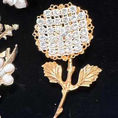 2 vintage brooches