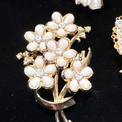 2 vintage brooches