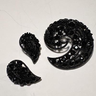 Vintage black filigree swirl brooch & clip-on earrings