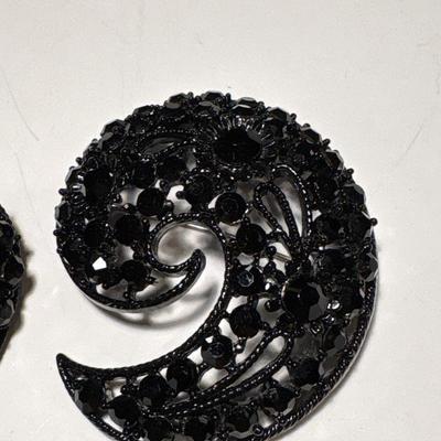 Vintage black filigree swirl brooch & clip-on earrings