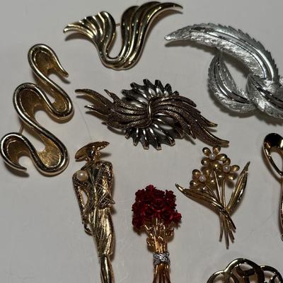 Vintage assortment of pins