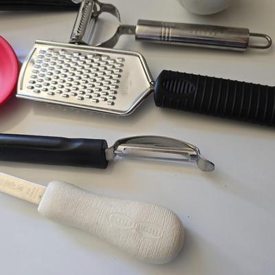 Mixed Kitchen Tools Lot – 16 Pieces + Over-the-Sink Dish Rack
