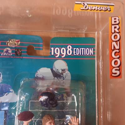 PLEXIGLASS DISPLAY CASE W/4 STARTING LINEUP DENVER BRONCOS SUPER BOWL XXXIII ACTION FIGURES