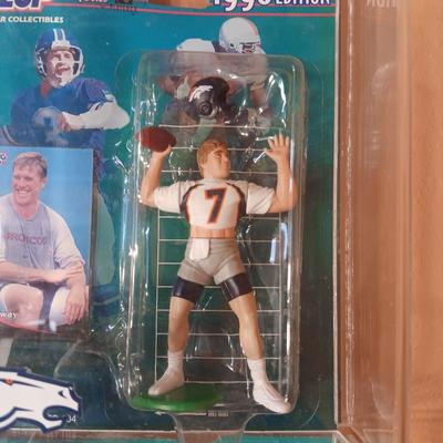 PLEXIGLASS DISPLAY CASE W/4 STARTING LINEUP DENVER BRONCOS SUPER BOWL XXXIII ACTION FIGURES