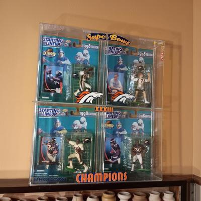 PLEXIGLASS DISPLAY CASE W/4 STARTING LINEUP DENVER BRONCOS SUPER BOWL XXXIII ACTION FIGURES