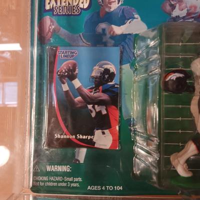 PLEXIGLASS DISPLAY CASE W/4 STARTING LINEUP DENVER BRONCOS SUPER BOWL XXXIII ACTION FIGURES