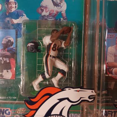 PLEXIGLASS DISPLAY CASE W/4 STARTING LINEUP DENVER BRONCOS SUPER BOWL XXXIII ACTION FIGURES