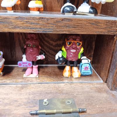 HANDMADE STAIR STEP DISPLAY CASE FILLED WITH CALIFORNIA RAISIN TOY FIGURES
