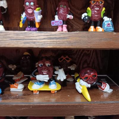 HANDMADE STAIR STEP DISPLAY CASE FILLED WITH CALIFORNIA RAISIN TOY FIGURES