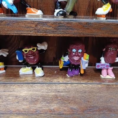 HANDMADE STAIR STEP DISPLAY CASE FILLED WITH CALIFORNIA RAISIN TOY FIGURES