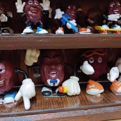 HANDMADE STAIR STEP DISPLAY CASE FILLED WITH CALIFORNIA RAISIN TOY FIGURES