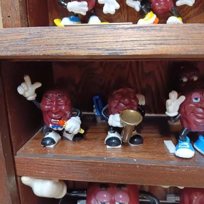 HANDMADE STAIR STEP DISPLAY CASE FILLED WITH CALIFORNIA RAISIN TOY FIGURES