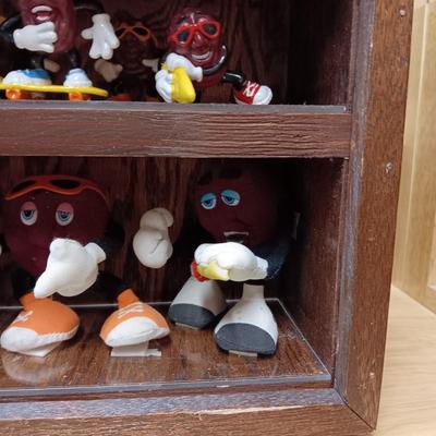 HANDMADE STAIR STEP DISPLAY CASE FILLED WITH CALIFORNIA RAISIN TOY FIGURES