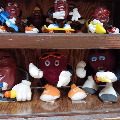 HANDMADE STAIR STEP DISPLAY CASE FILLED WITH CALIFORNIA RAISIN TOY FIGURES