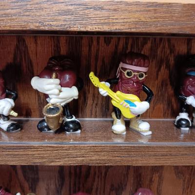 HANDMADE STAIR STEP DISPLAY CASE FILLED WITH CALIFORNIA RAISIN TOY FIGURES