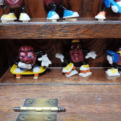 HANDMADE STAIR STEP DISPLAY CASE FILLED WITH CALIFORNIA RAISIN TOY FIGURES