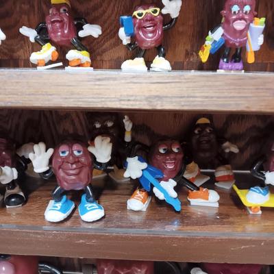 HANDMADE STAIR STEP DISPLAY CASE FILLED WITH CALIFORNIA RAISIN TOY FIGURES
