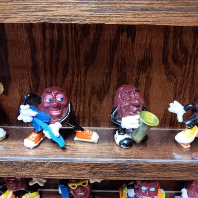 HANDMADE STAIR STEP DISPLAY CASE FILLED WITH CALIFORNIA RAISIN TOY FIGURES