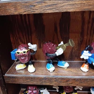 HANDMADE STAIR STEP DISPLAY CASE FILLED WITH CALIFORNIA RAISIN TOY FIGURES