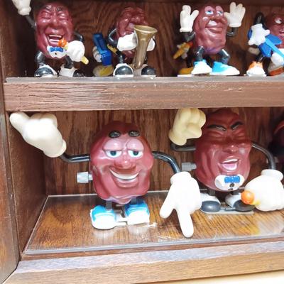HANDMADE STAIR STEP DISPLAY CASE FILLED WITH CALIFORNIA RAISIN TOY FIGURES